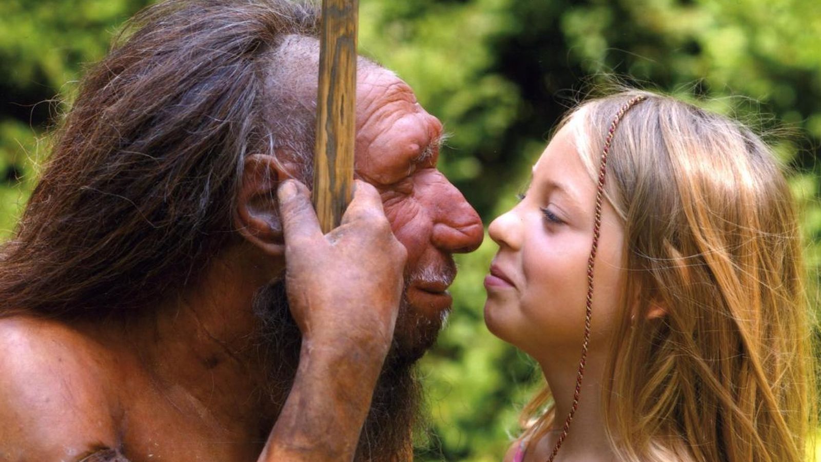 Foto: Niña junto a una reproducción de neandertal