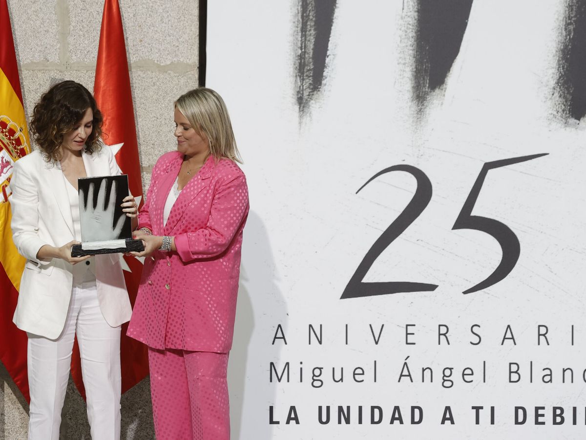 Foto: Mari Mar Blanco otorga a Ayuso uno de los premios de la Fundación Miguel Ángel Blanco. (EFE/Emilio Naranjo)