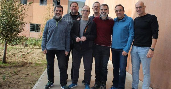 Foto: Imagen capturada de la cuenta oficial de Òmnium Cultural de Twitter de los siete dirigentes independentistas presos en la cárcel de Lledoners. (EFE)