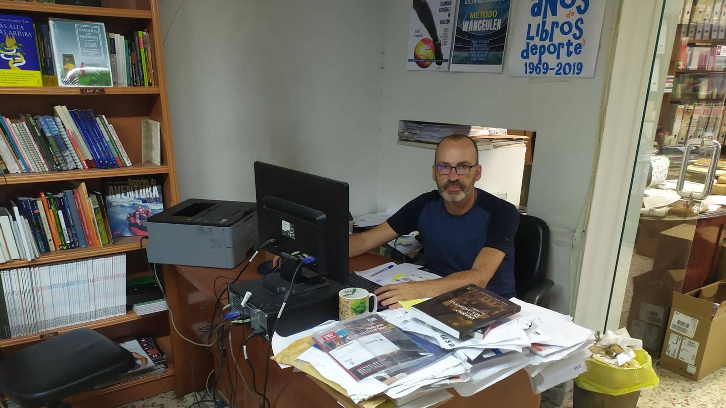 Jorge Sanz, en su mesa de trabajo en la librería. (RLC)