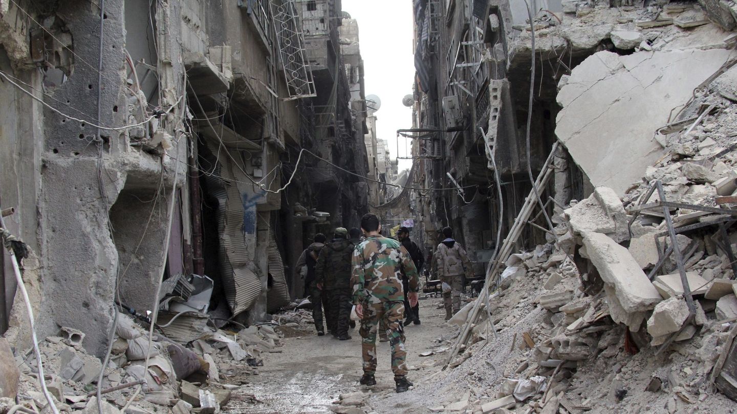 El ejército, en una zona destruida de Damasco. (EFE/STR)