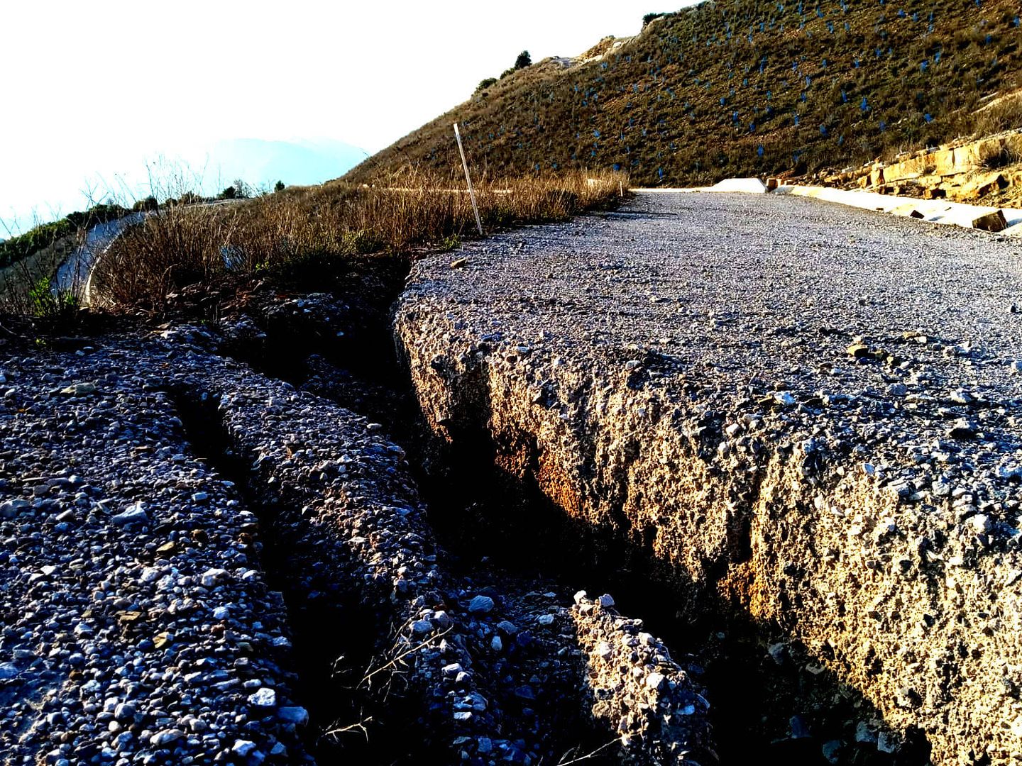 Una de las múltiples grietas surgidas en las laderas del embalse de Yesa. (Miguel Solana)