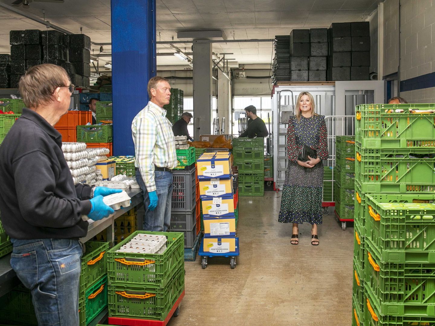 La reina Máxima, durante su visita al Banco de Alimentos de Delft. (EFE)
