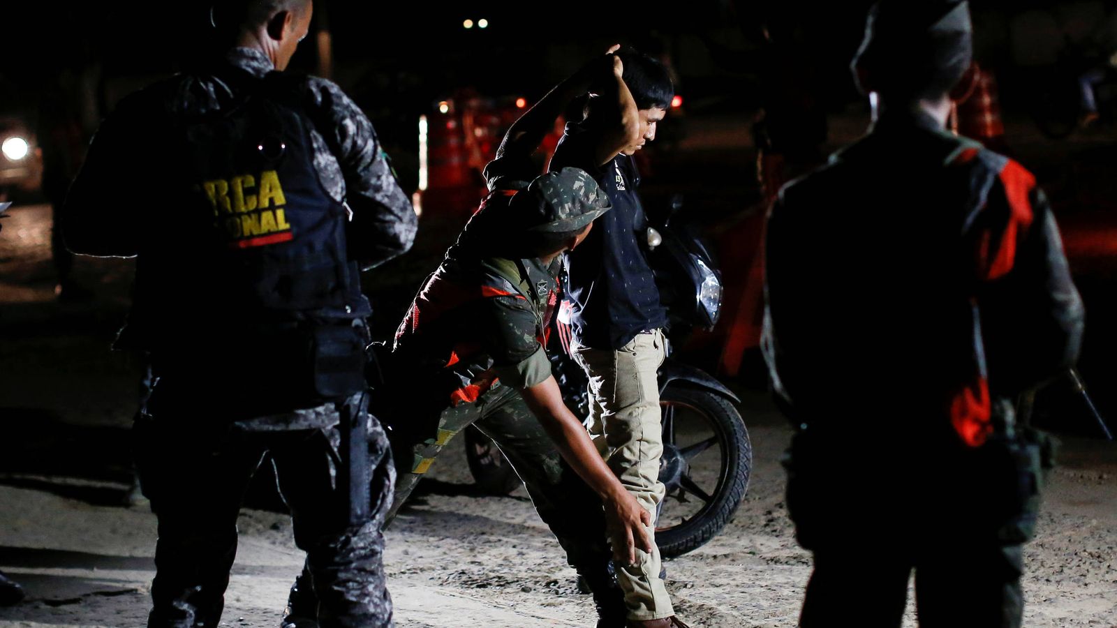 Foto: Cacheos en busca de traficantes en la frontera entre Brasil y Colombia, en Tabatinga. (Reuters)  
