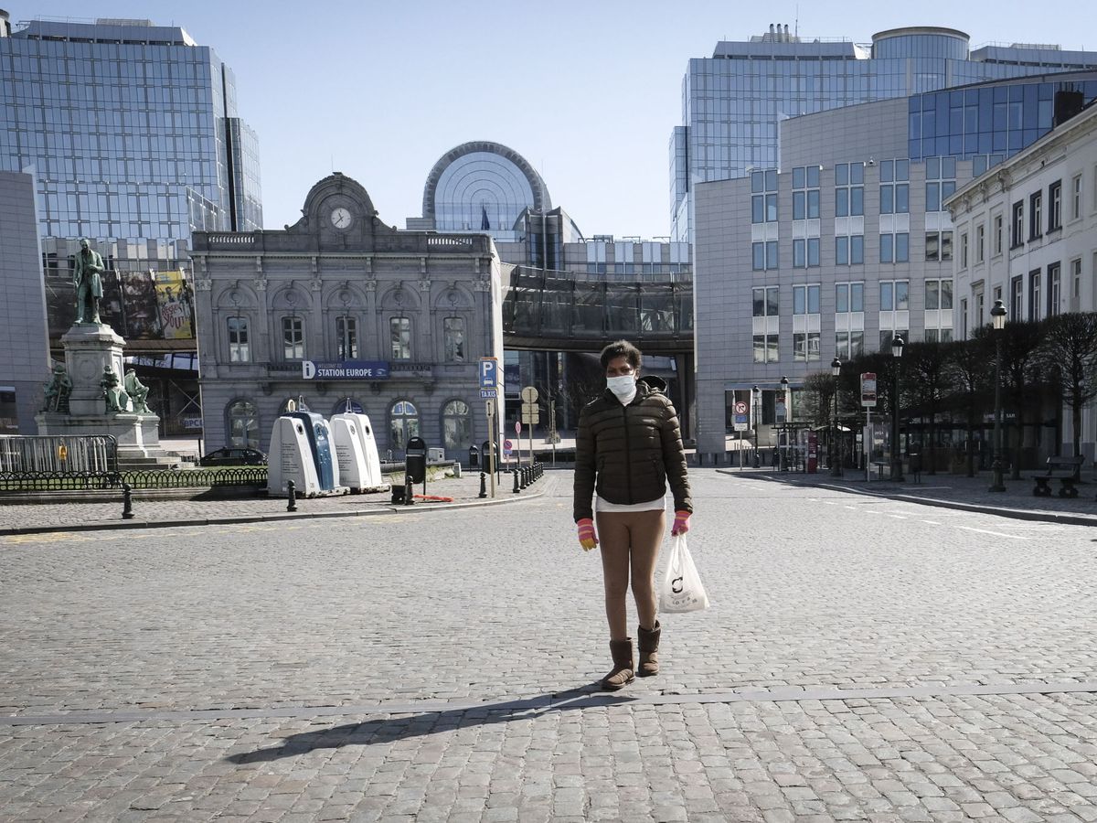Foto: Una mujer camina por la Plaza Luxemburgo de Bruselas. (EFE)