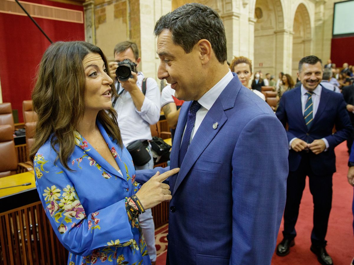 Foto: Juanma Moreno y Macarena Olona conversan en el interior del Parlamento de Andalucía. (EFE/Julio Muñoz)