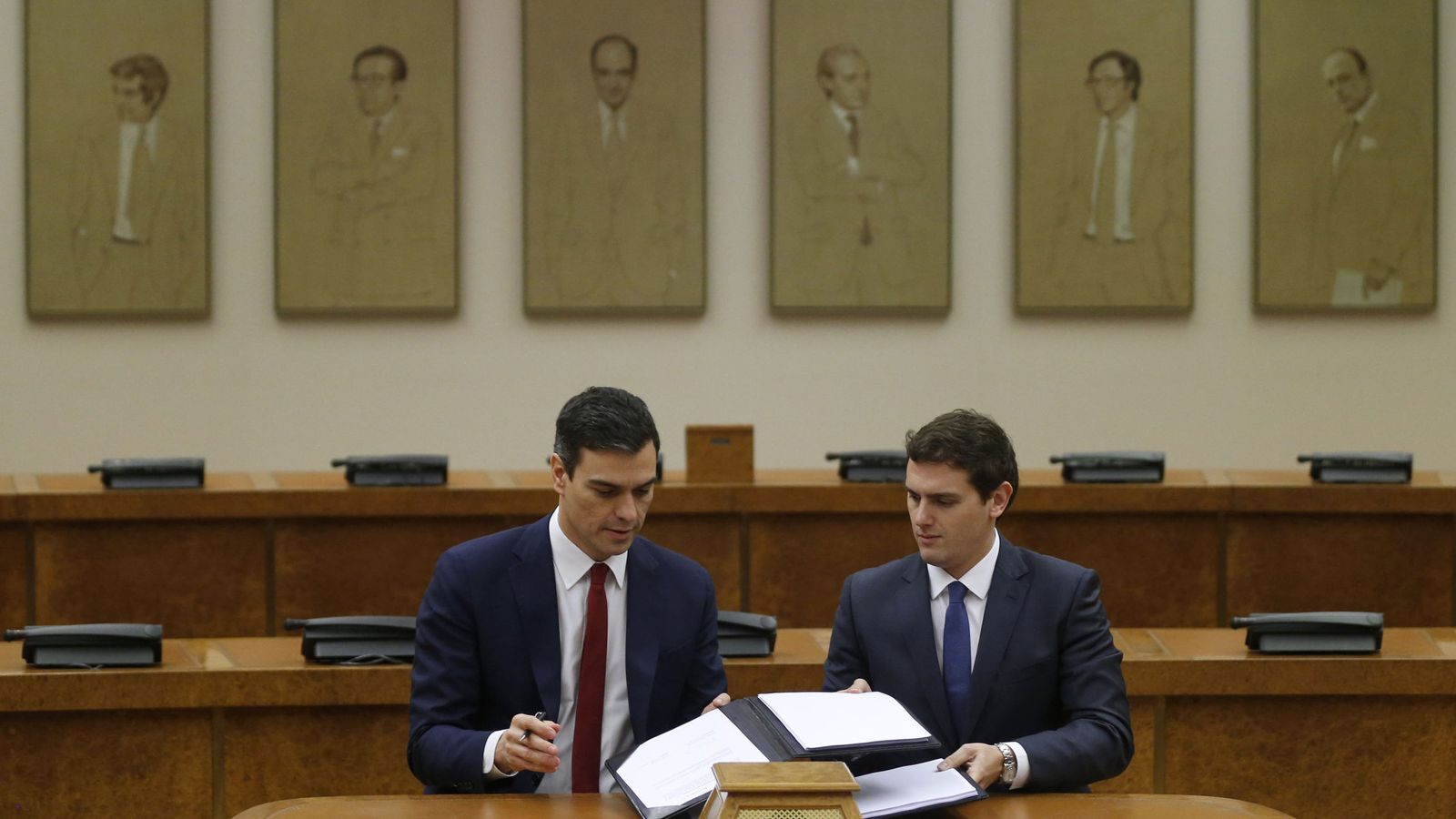 Foto: Pedro Sánchez y Albert Rivera firman su pacto de investidura y legislatura, este 24 de febrero en el Congreso. (Reuters)