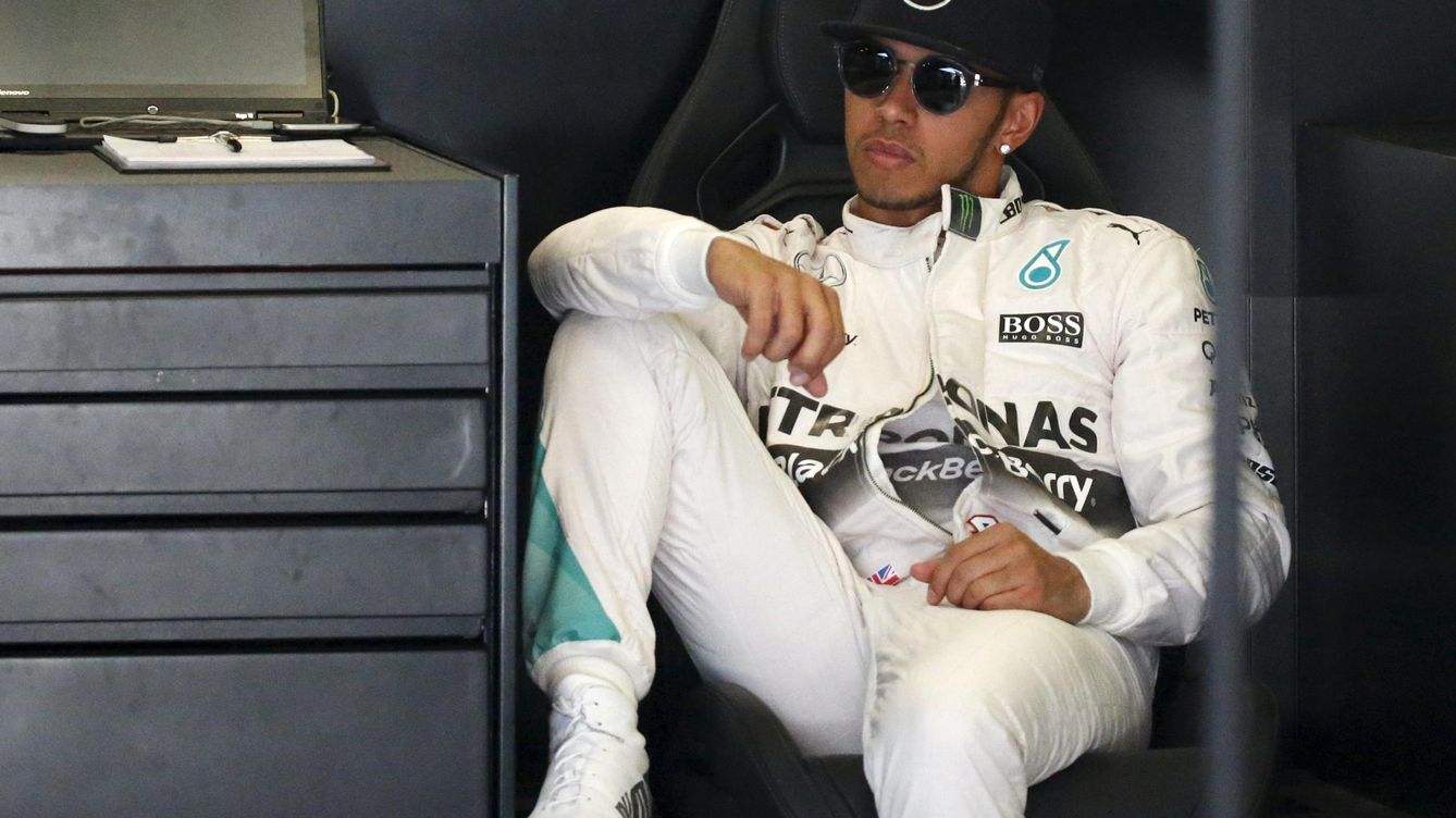 Foto: Lewis Hamilton en el boxes de Mercedes durante los entrenamientos en Montmeló (Reuters)