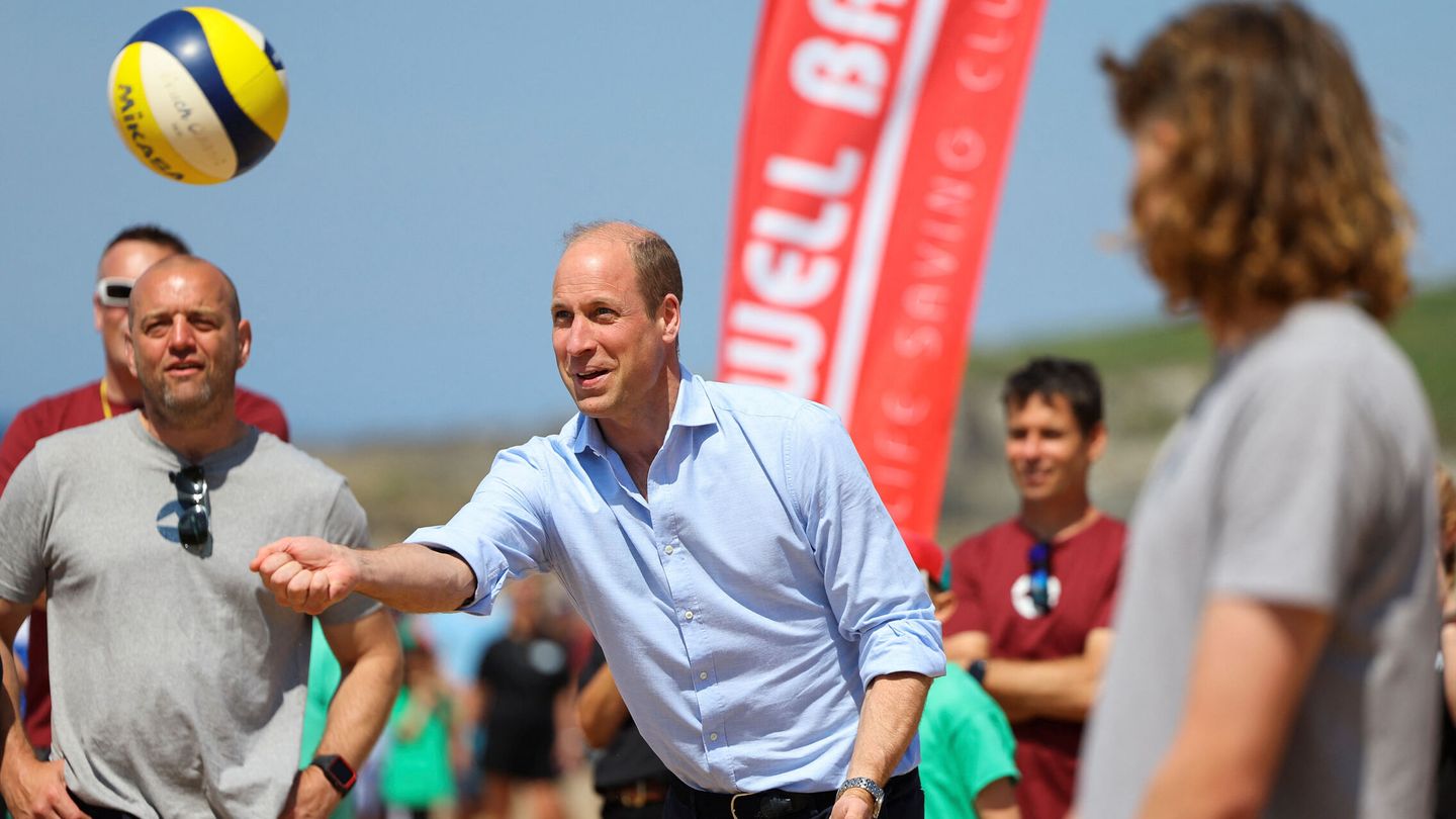 El principe Guillermo, durante su visita a la playa Fistral en Newquay, Cornualles. (Reuters/Pool/Toby Melville)