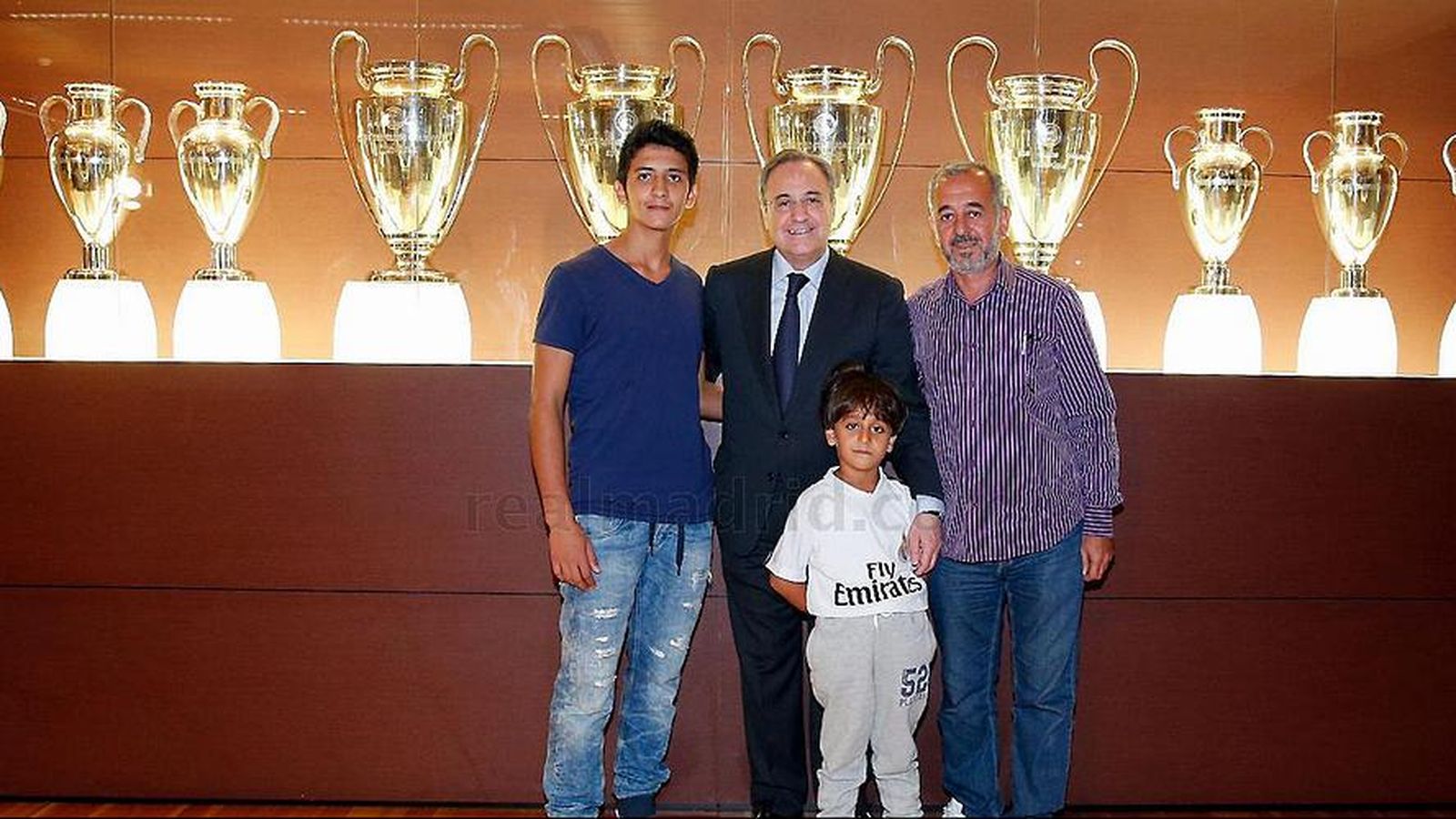 Foto: En la imagen, Florentino, Osama y su familia ante las copas de Europa ganadas por el Real Madrid (realmadrid.com)