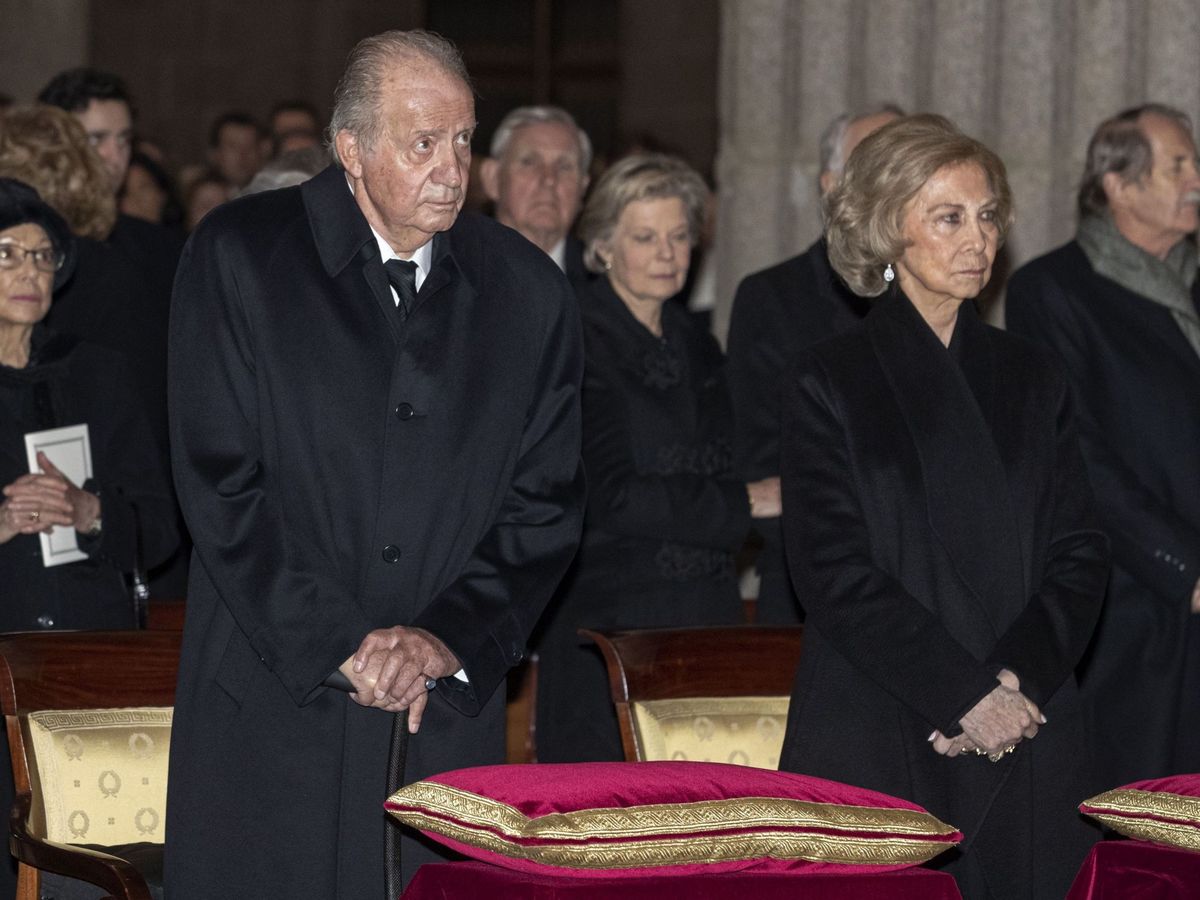 Foto: Los Reyes eméritos, en el funeral por la infanta Pilar. (EFE)