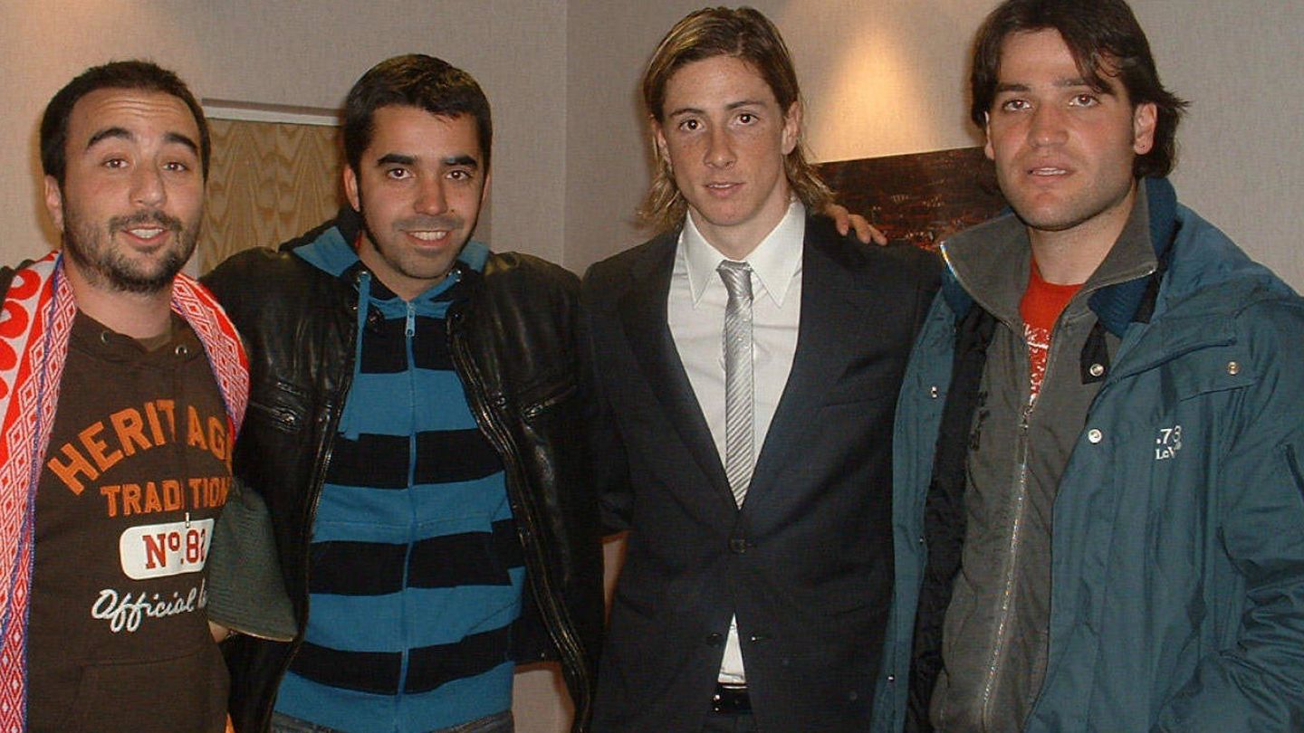 Mata, Carlos y Víctor, visitando a Torres en Liverpool