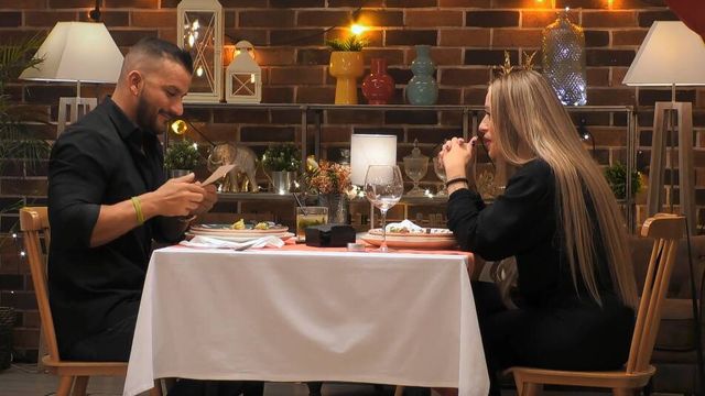 Carlos y Esmeralda se conocen en 'First Dates'. (Mediaset)