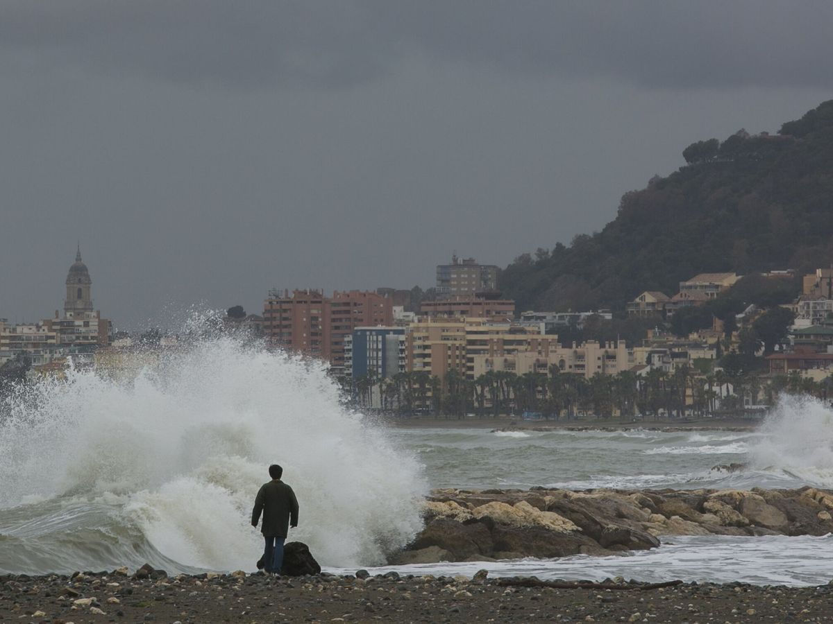 Foto: El temporal dañó las playas y anegó los paseos marítimos de Málaga y provincia. (EFE/Álvaro Cabrera)