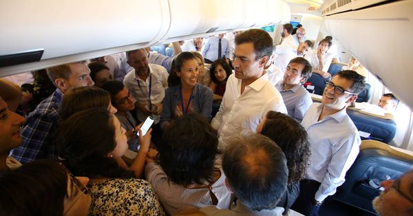 Foto: Sánchez charla en el Airbus presidencial con los periodistas del viaje a América Latina. Presidencia deberá informar del coste y los acompañantes del viaje. (EFE)