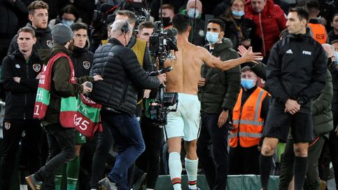 Ronaldo entrega su camiseta a una seguidora que invadió el campo