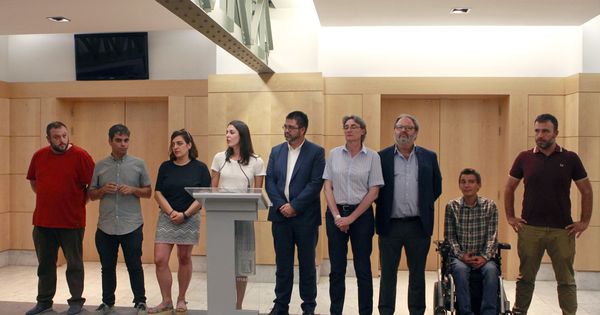 Foto: Rita Maestre, junto a los delegados Carlos Sánchez Mato y Celia Mayer, y otros seis ediles de Ahora Madrid, durante la rueda de prensa ofrecida ayer. (EFE)