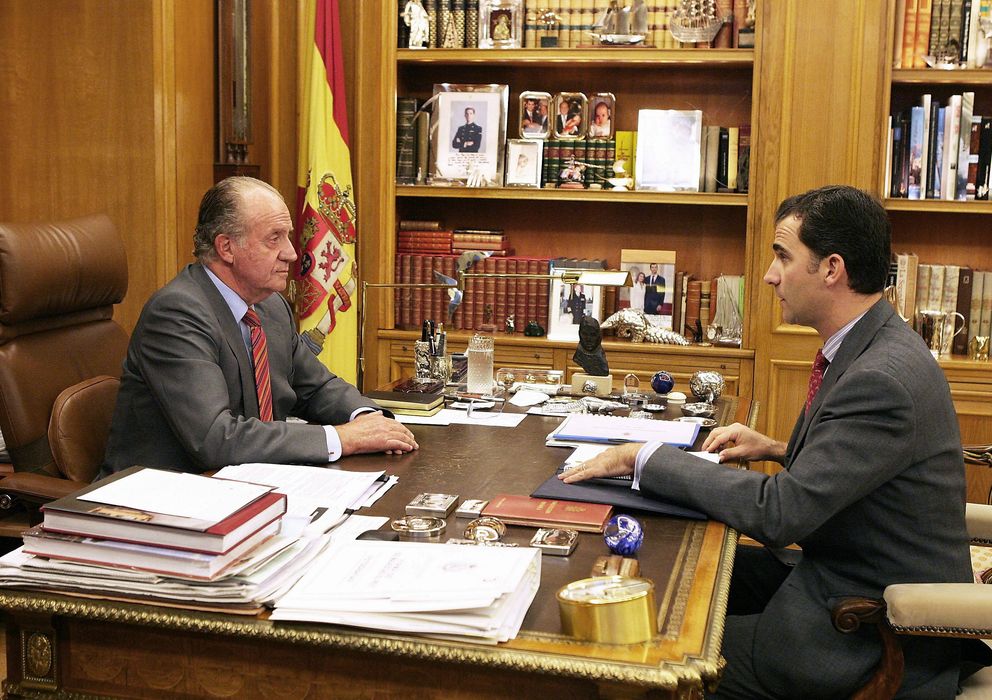 Foto: Imagen del Rey don Juan Carlos en su despacho de Zarzuela