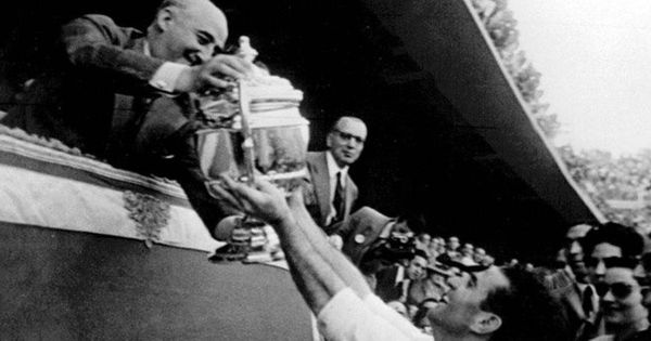 Foto: Francisco Franco entrega un trofeo.