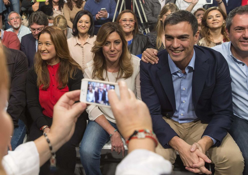 Foto: Pedro Sánchez y Susana Díaz, en un acto del PSOE en septiembre. (EFE)