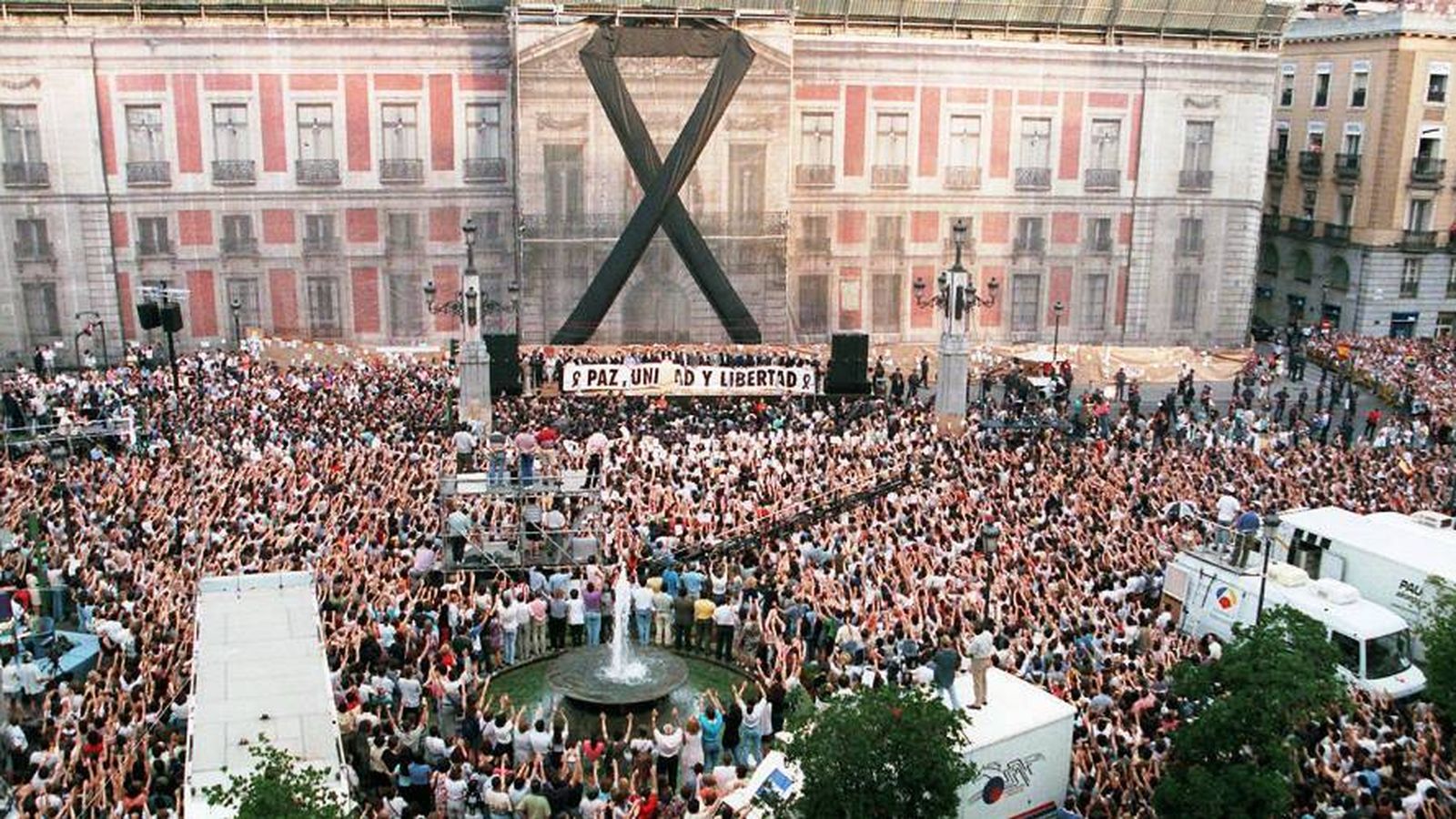 Foto: Imagen de la manifestación en Madrid en repulsa del asesinato de Blanco en 1997. (Fundación Miguel Ángel Blanco)