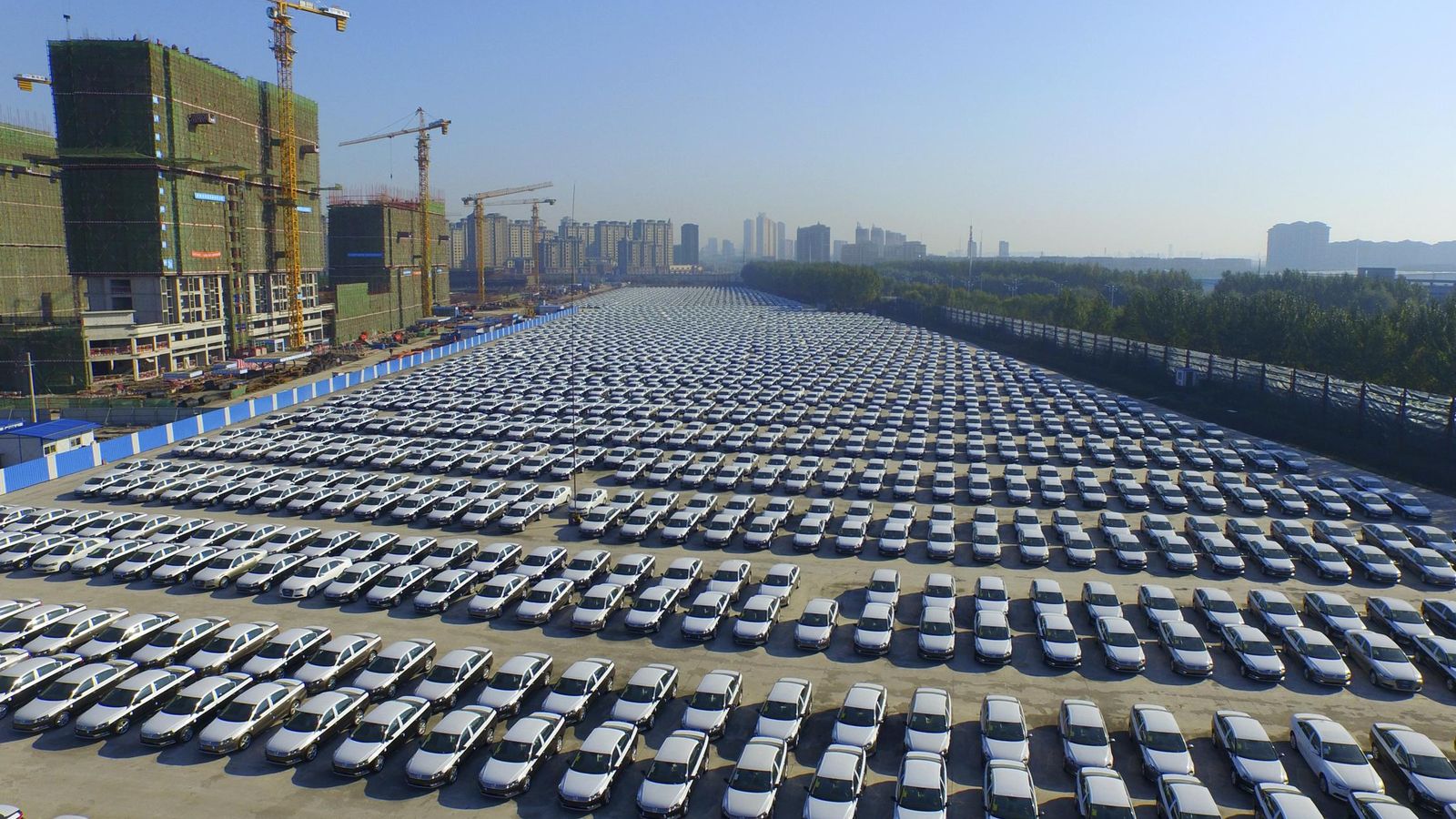 Foto: Vista aérea de varios coches Volkswagen. (Reuters)