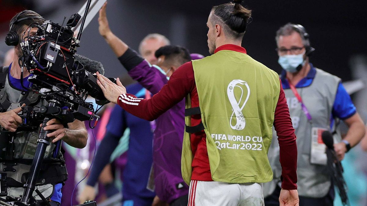 El KO de Gareth Bale en el Mundial: se marcha lesionado y con un doble manotazo a una cámara