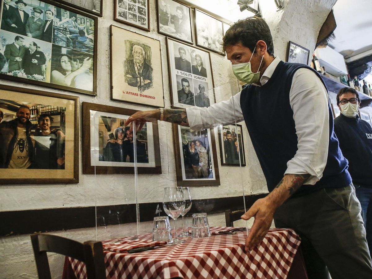 Foto: Pruebas para separar a los comensales en un típico restaurante italiano de Roma en Trastevere (EFE)