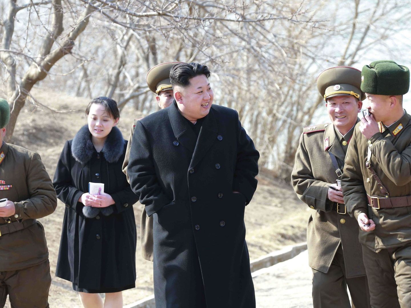 El líder norcoreano, Kim Jong-un, visita una unidad militar en una isla del norte del país junto a su hermana Kim Yo-jong en 2015 (EFE/KCNA)