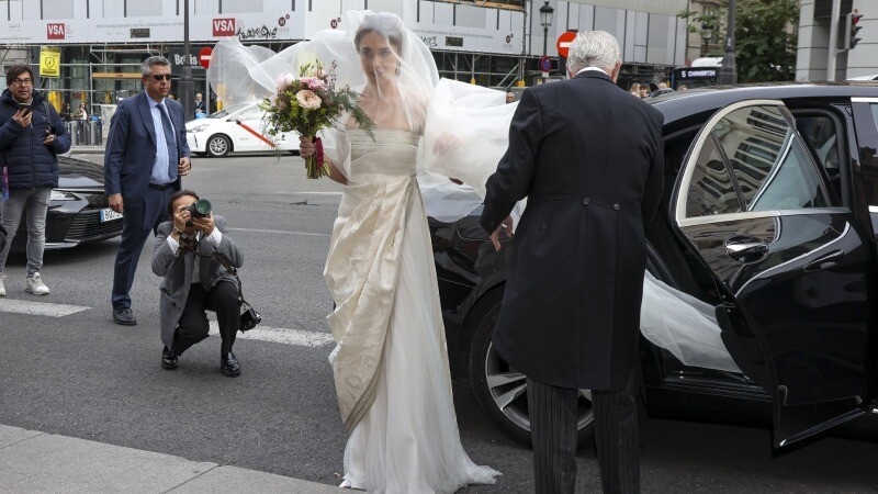 Foto de                 El vestido de novia de Carmen Gómez-Acebo, al detalle: un diseño de inspiración griega        