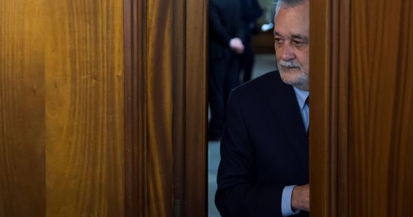 Foto: El expresidente andaluz José Antonio Griñán accede a la sala de la Audiencia de Sevilla. (EFE)