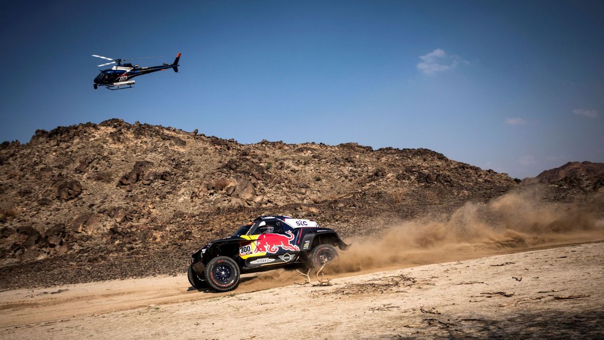Carlos Sainz gana la primera etapa del Dakar y ya lidera la general