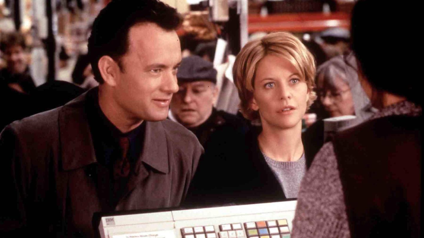 Meg Ryan y Tom Hanks en una de las escenas de 'Tienes un email'. (Cordon Press/Warner Bros)