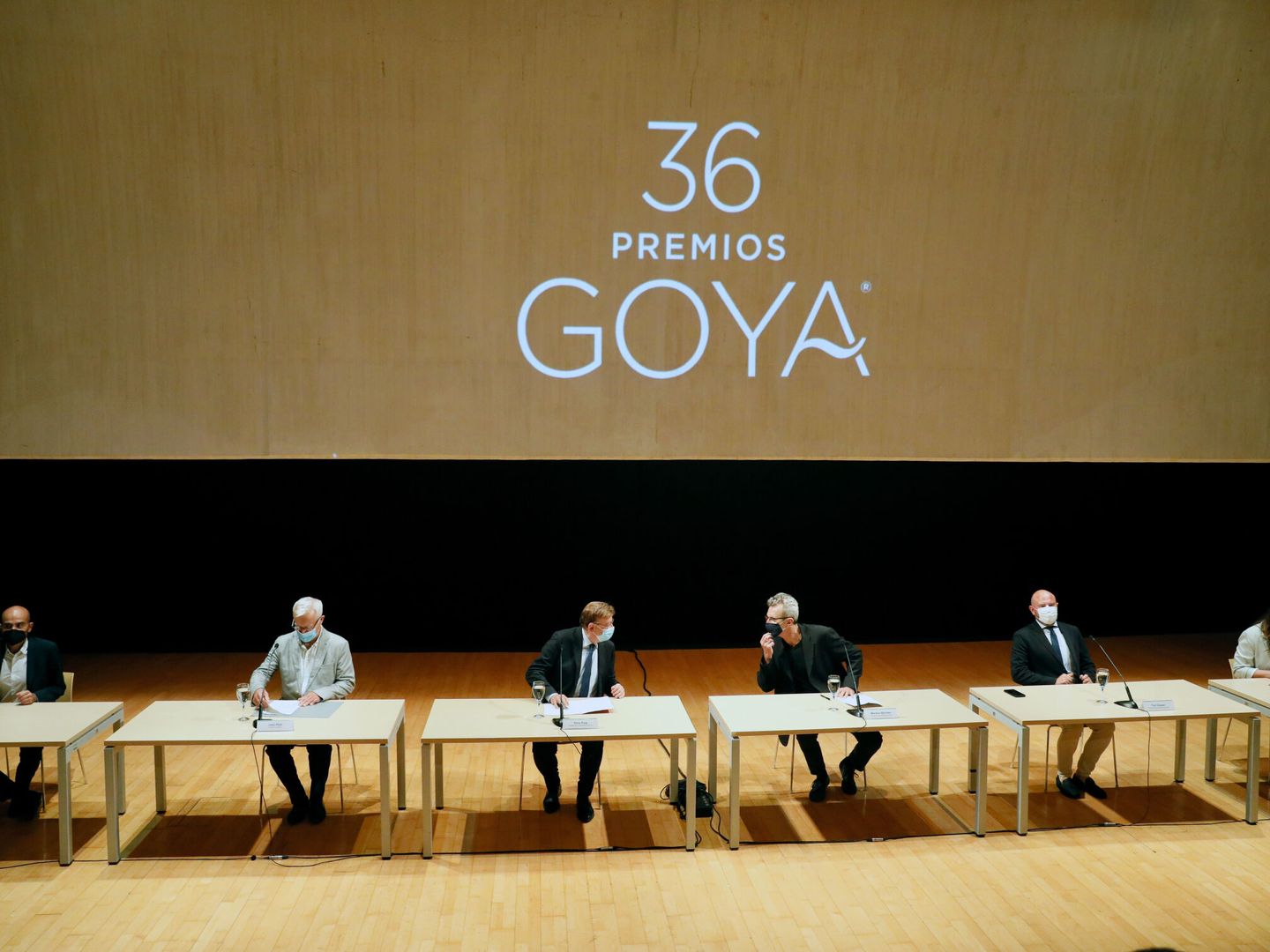 El 'president' valenciano, Ximo Puig, y el presidente de la Academia de Cine, Mariano Barroso, entre otros, en el Palau de les Arts de Valencia (EFE)
