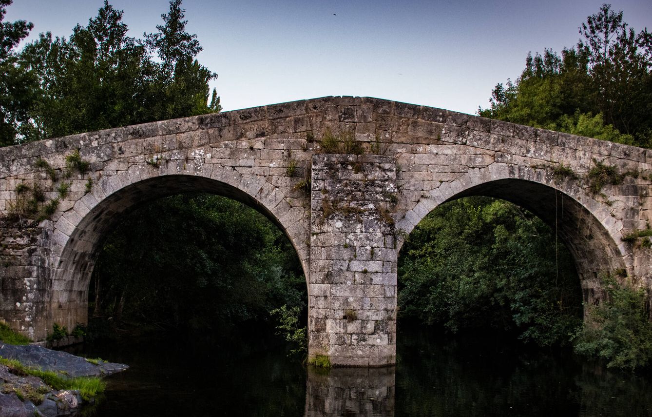 Puente romano sobre el río en Hermisende (Zamora) 