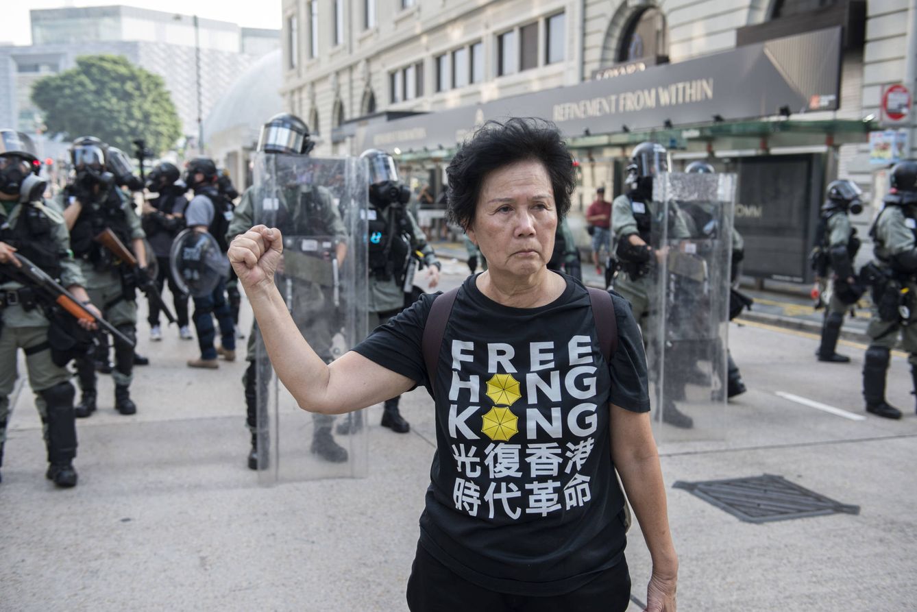 Una manifestante ante la policía hongkonesa. (Zígor Aldama)