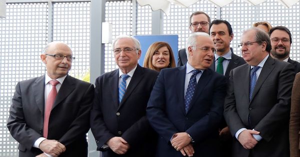 Foto: El ministro de Hacienda, Cristóbal Montoro (i), junto a varios de los barones populares durante el encuentro. (EFE)