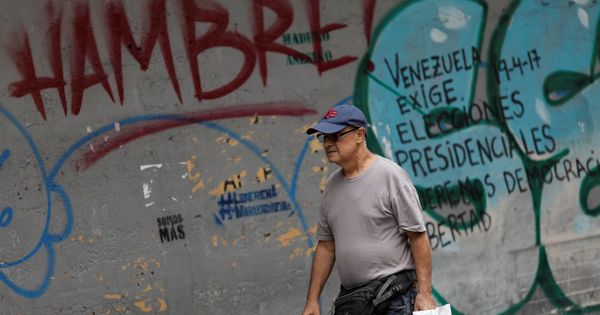 Foto: Un hombre pasa por delante de una pintada en Caracas, el 3 de agosto de 2017. (Reuters)