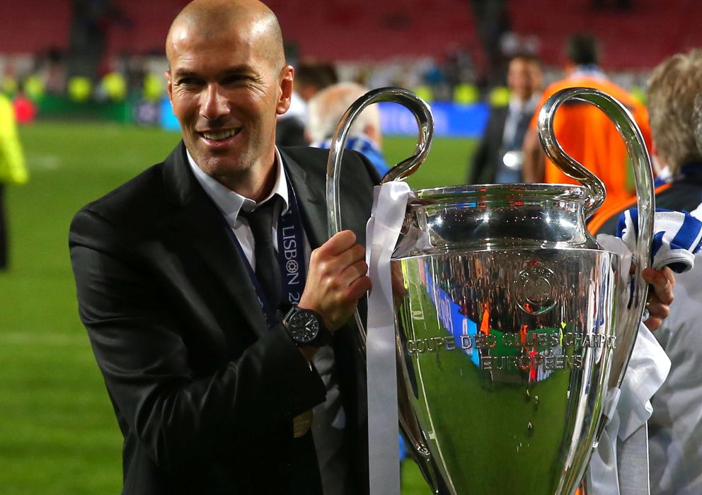 Foto: Zidane posa con la Décima ganada en Lisboa (AP)