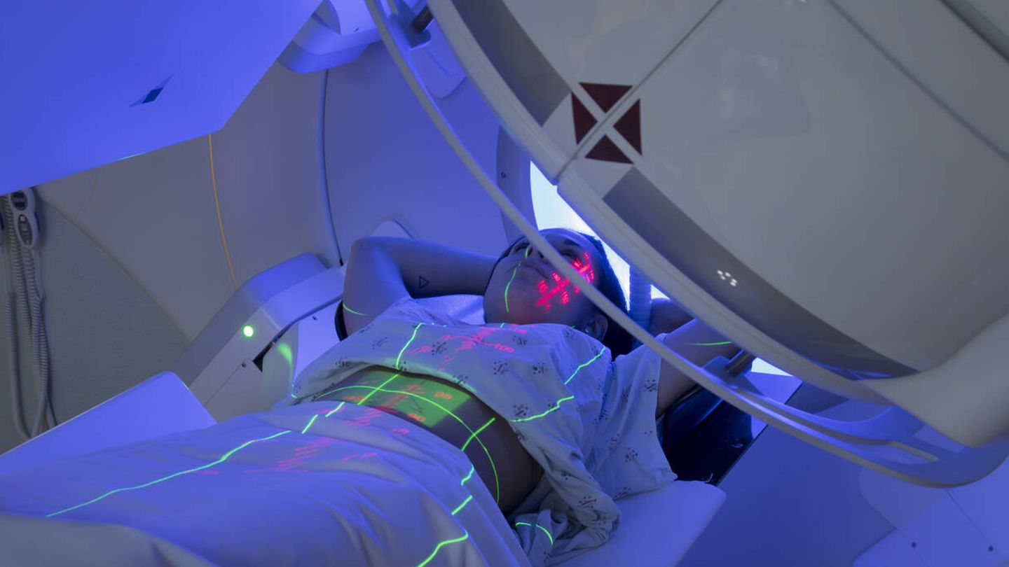 Una mujer recibiendo una sesión de radioterapia. (iStock)