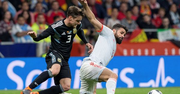 Foto: Alejandro Nicolás Tagliafico pugna por un balón con Diego Costa en el España-Argentina disputado en el Metropolitano. (Reuters)