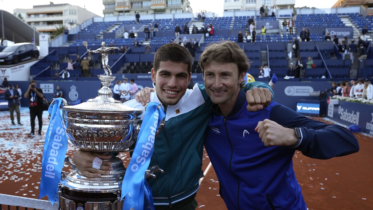 Alcaraz y Ferrero celebran con el trofeo. (EFE/Alejandro García)