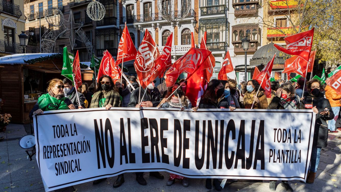 Foto: Trabajadores de Unicaja participan en una huelga por el ERE iniciado por la entidad el pasado mes de diciembre. (EFE/Ángeles Visdómine)