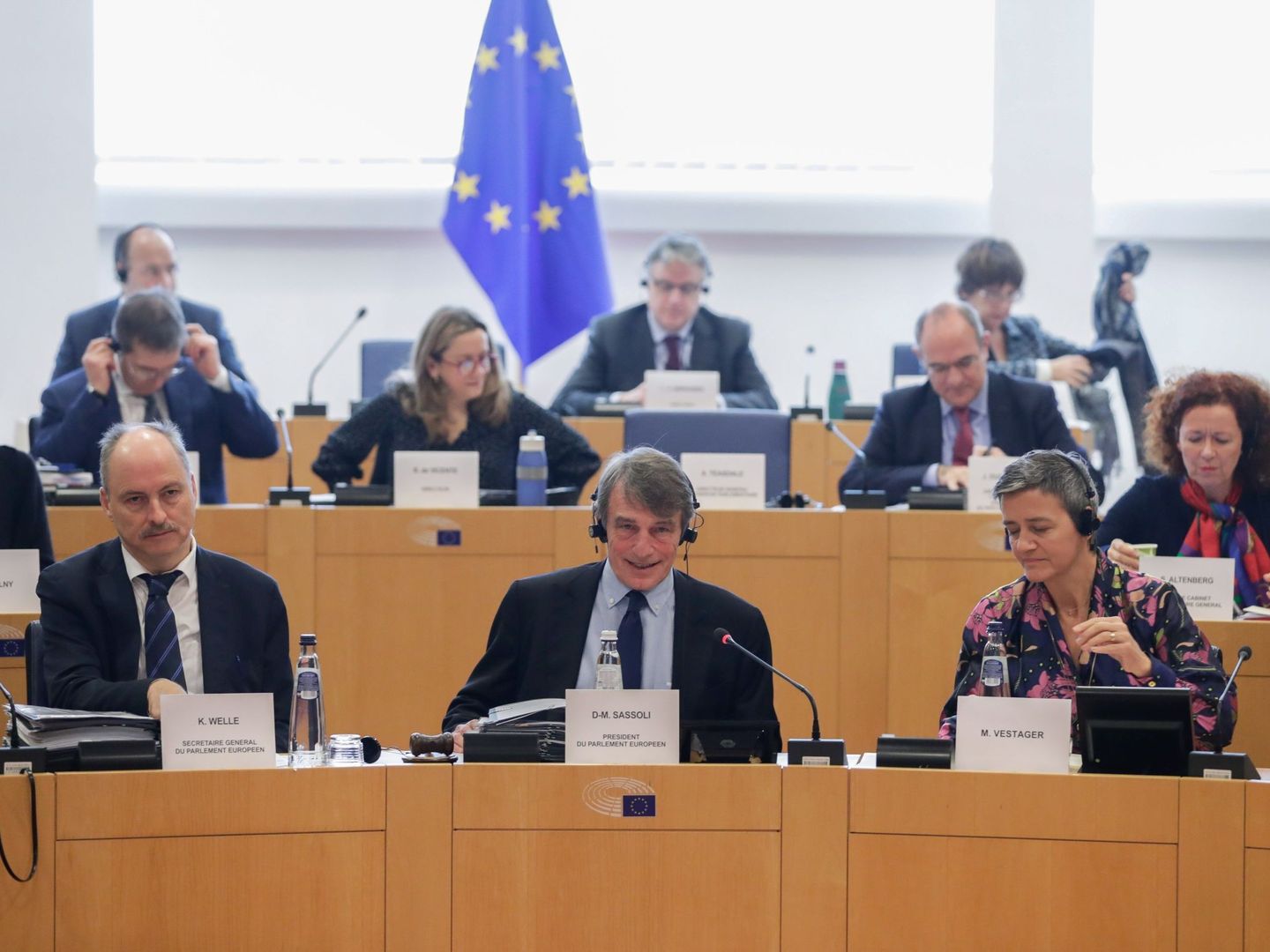 Klaus Welle, secretario general del Parlamento Europeo, a la derecha del presidente. (Reuters)