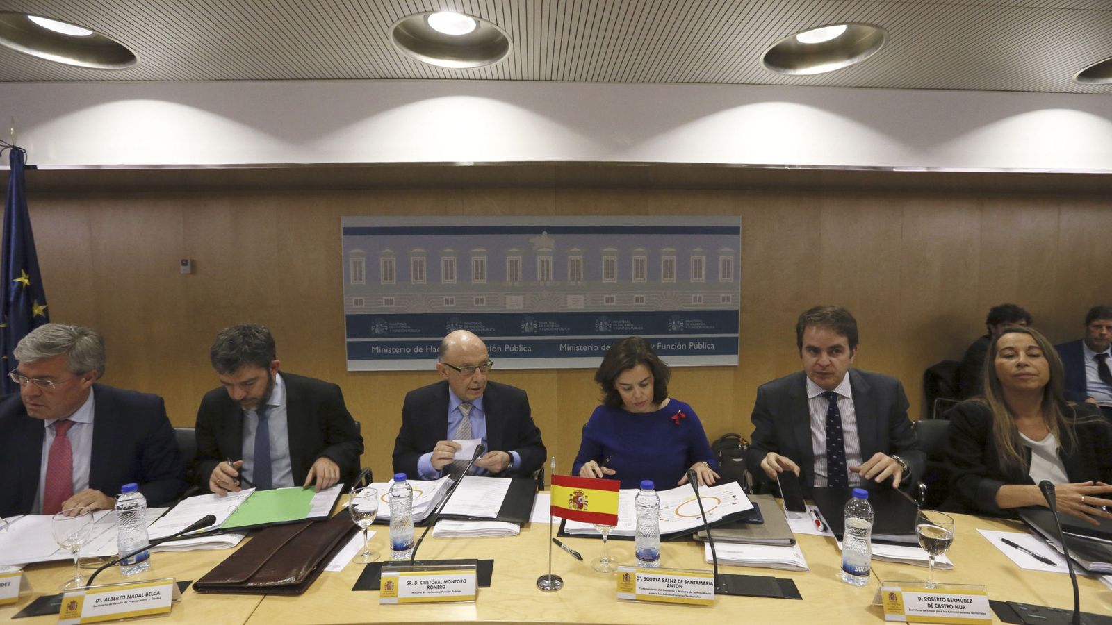 Foto: La vicepresidenta del Gobierno, Soraya Sáenz de Santamaría, y el ministro de Hacienda, Cristóbal Montoro, junto a secretarios de Estado de sus departamentos, al inicio del CPFF. (EFE)