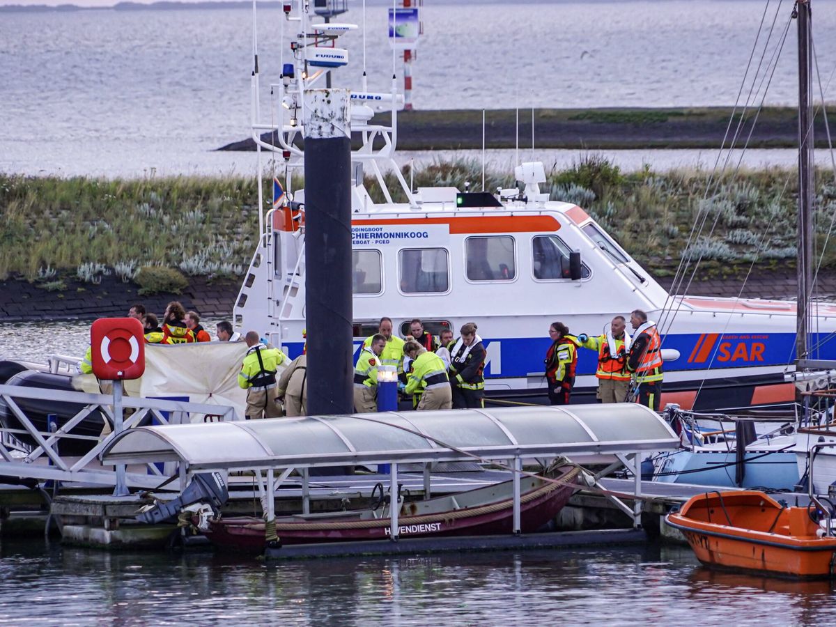 Foto: Los servicios de emergencia llevan a tierra a los tripulantes del carguero Fremantle Highway en Lauwersoog, Países Bajos. (EFE/EPA/Agencia de Prensa Meter) 