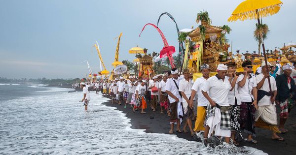 Foto: Una procesión en Gianyar de la minoría hindú, que apoya al movimiento contra el megaproyecto de TWBI en la Bahía de Benoa. (Reuters)   