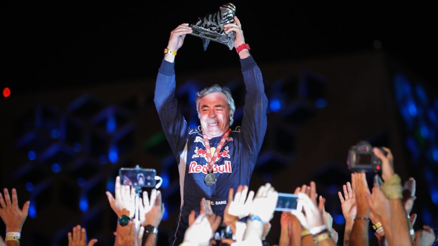 En el último año de Peugeot en el Dakar, Sainz lograba su segundo triunfo. (EFE)
