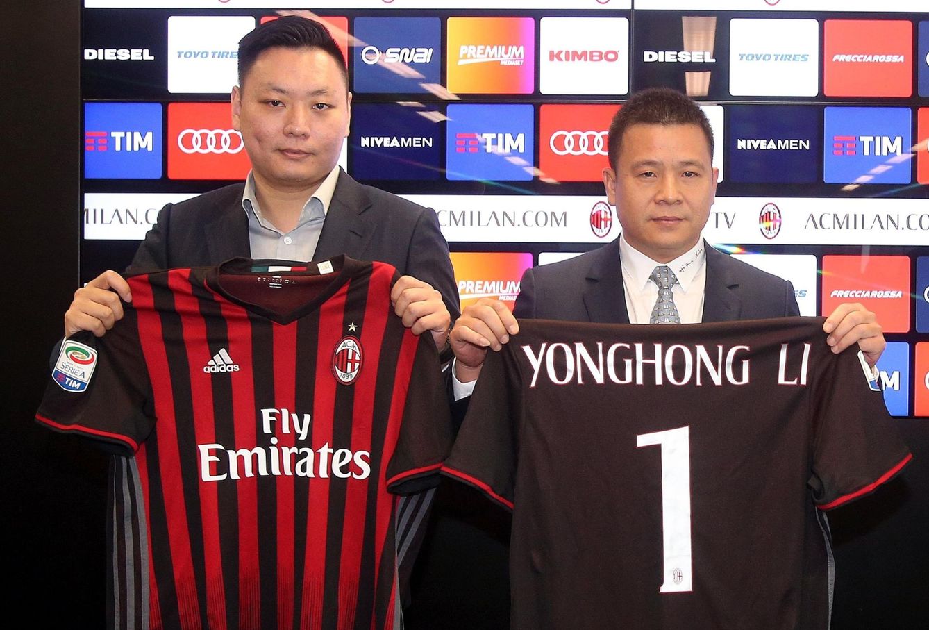 Li Yonghong (d) posa con la camiseta del Milan. (EFE)