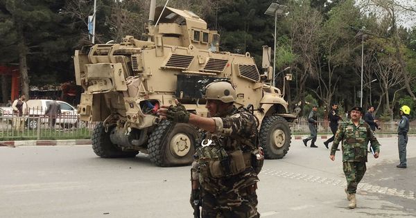 Foto: Un vehículo militar estadounidense dañado en el lugar del atentado en Kabul, el 3 de mayo de 2017. (Reuters)